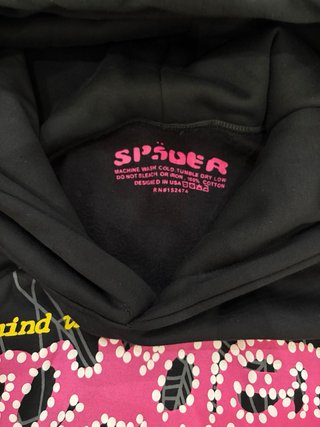 Chándal Sp5der negro letras rosas