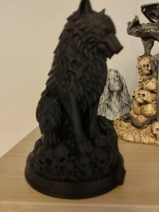 Statuetta Lupo Terrore su Base di Teschi