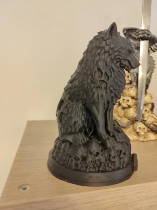 Statuetta Lupo Terrore su Base di Teschi