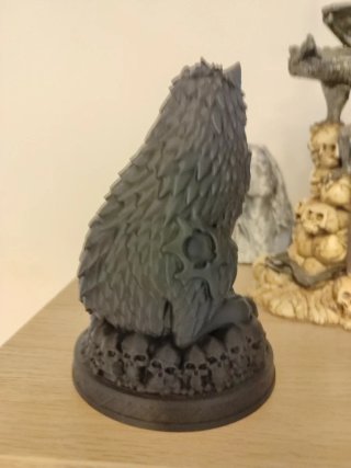 Statuetta Lupo Terrore su Base di Teschi