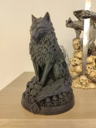 Statuetta Lupo Terrore su Base di Teschi