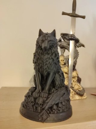 Statuetta Lupo Terrore su Base di Teschi
