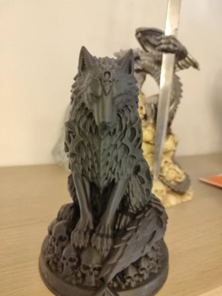 Statuetta Lupo Terrore su Base di Teschi