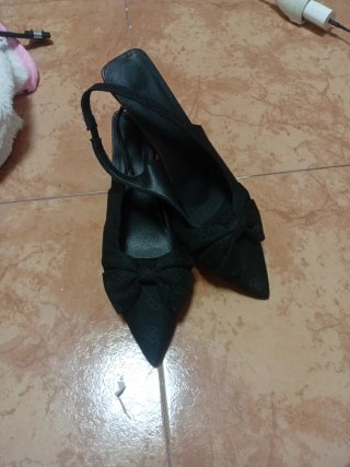 Zapatos negros de tacón con lazo