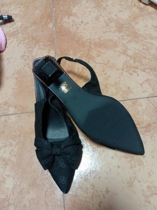 Zapatos negros de tacón con lazo