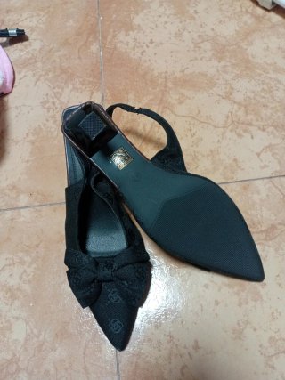 Zapatos negros de tacón con lazo