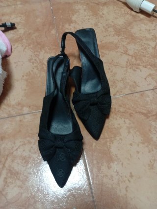 Zapatos negros de tacón con lazo