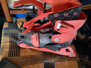 Patines en línea rojos y negros