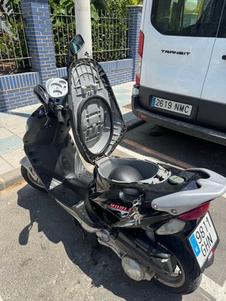 Scooter 125cc Negra y Plateada