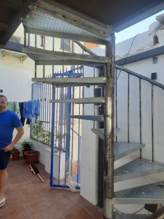 Escalera caracol metálica