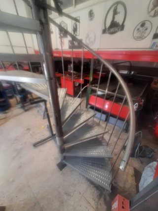 Escalera caracol metálica