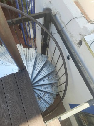 Escalera caracol metálica