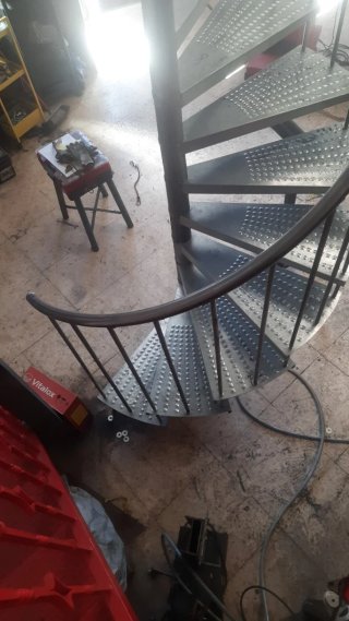 Escalera caracol metálica
