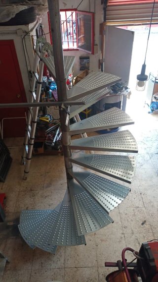 Escalera caracol metálica
