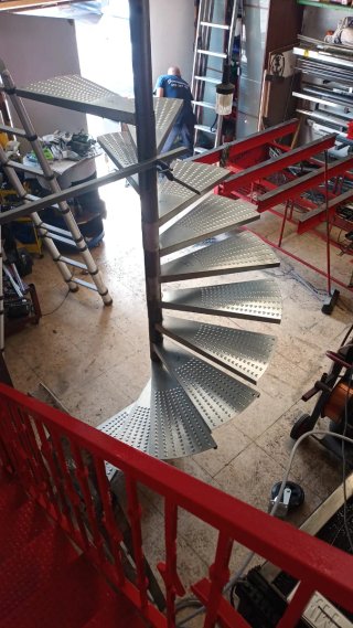 Escalera caracol metálica