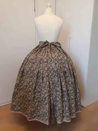 Falda traje regional beige y gris