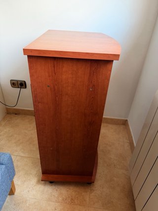 Mueble de madera con puertas de cristal