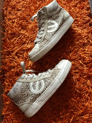 Deportivas de piel beige y negro