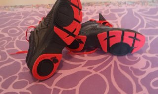 Zapatillas New Balance Negras y Rojas