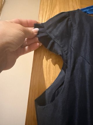 Vestido azul con bordado blanco