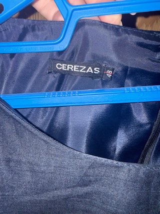 Vestido azul con bordado blanco