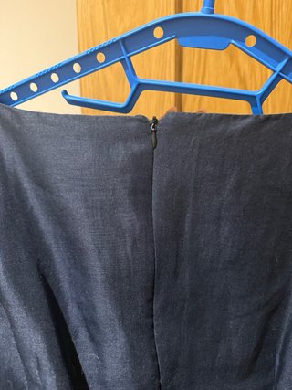 Vestido azul con bordado blanco