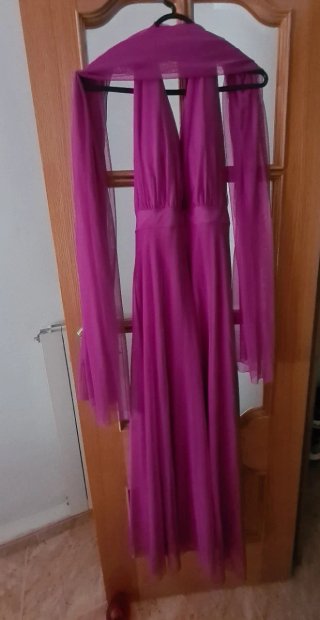 Vestido de invitada fucsia con chal