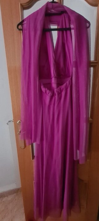 Vestido de invitada fucsia con chal