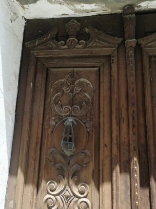 Puerta de madera tallada