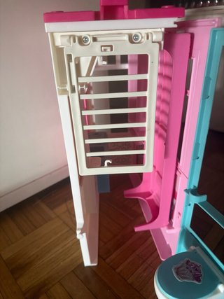 Casa de muñecas rosa, blanca y azul