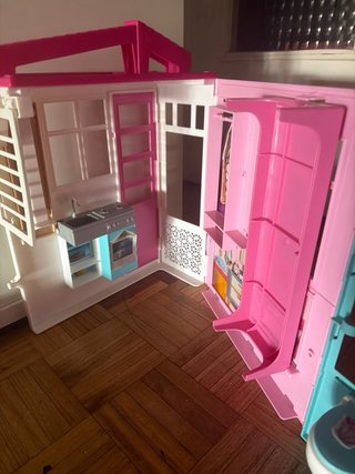 Casa de muñecas rosa, blanca y azul