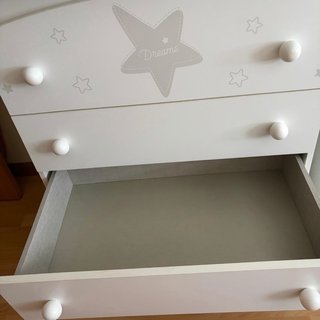 Cuna Micuna con estrellas y cambiador con bañera