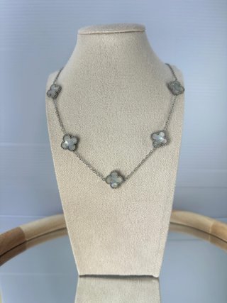 Collana con quadrifogli in madreperla