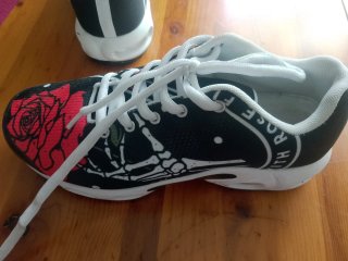 Zapatillas deportivas negras y rojas