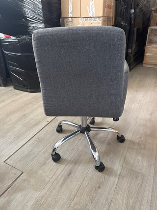 Silla de oficina gris con ruedas. Tengo 4
