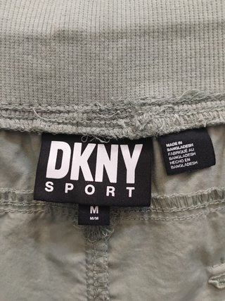 Pantalón tipo jogger/cargo de la prestigiosa marca