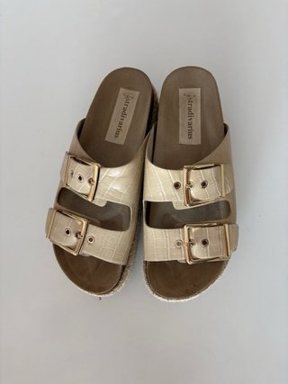 Sandalias Stradivarius Beige Hebilla Plataforma