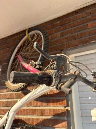 Bicicleta niña 24 rosa y blanca