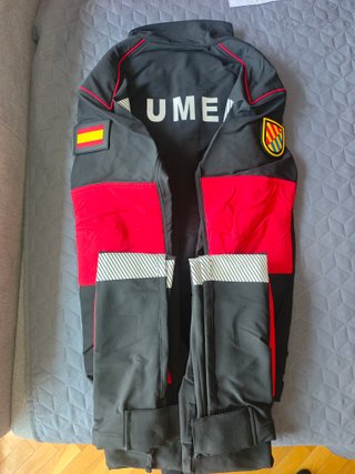 Mono UME negro y rojo