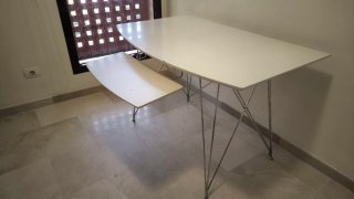 Mesa escritorio blanca y plateada