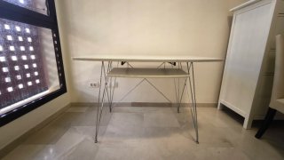 Mesa escritorio blanca y plateada