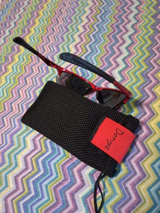 Gafas de sol deportivas rojas y negras