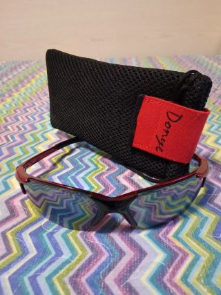 Gafas de sol deportivas rojas y negras