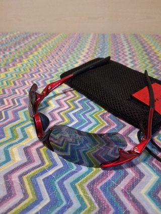 Gafas de sol deportivas rojas y negras
