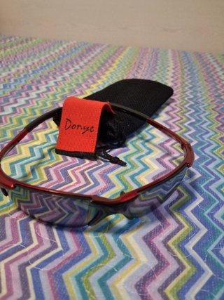 Gafas de sol deportivas rojas y negras