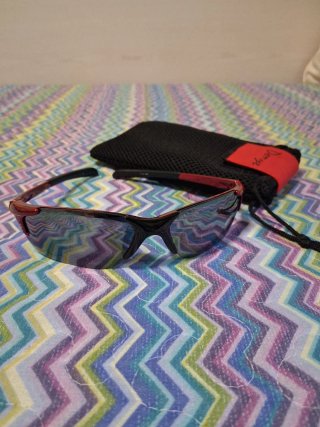 Gafas de sol deportivas rojas y negras