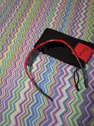 Gafas de sol deportivas rojas y negras