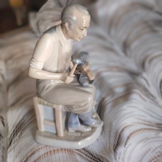 Figura porcelana ,Zapatero hecho por Miquel Requen