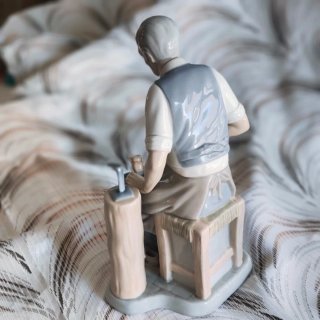 Figura porcelana ,Zapatero hecho por Miquel Requen