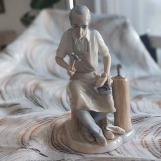 Figura porcelana ,Zapatero hecho por Miquel Requen